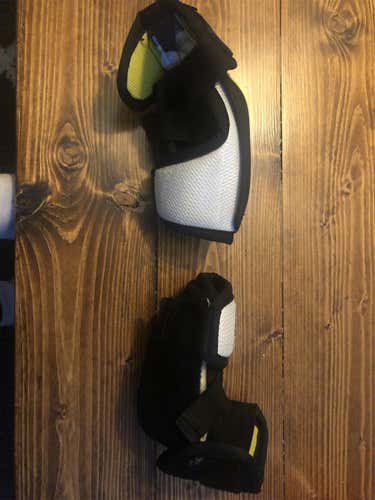 Junior Medium CCM Tacks 2052 Elbow Pads