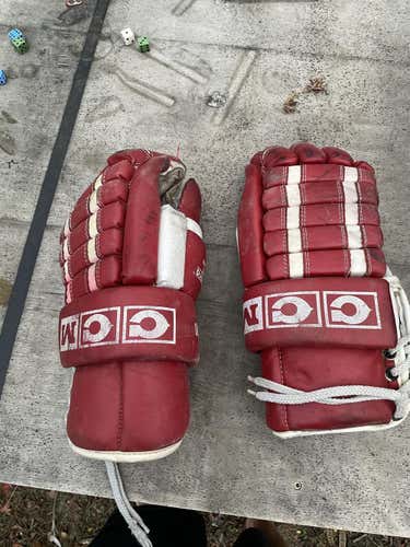Red Used Senior CCM HG1500 Hockey Gloves Medium/Large