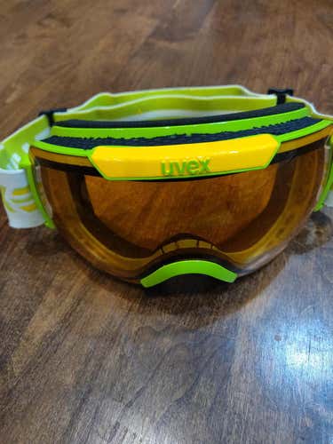 Green Used Unisex UVEX Ski Goggles Small