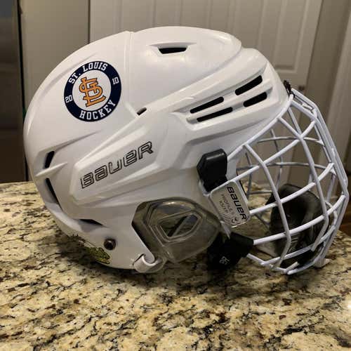 White Used Small Bauer Re-Akt Helmet