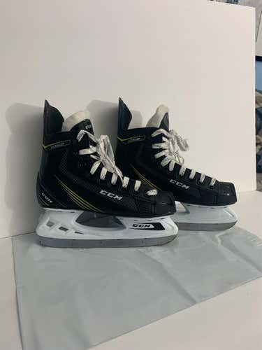 Junior CCM CCM 1052 Regular Width  Size 5 Hockey Skates