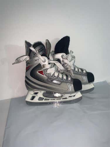 Youth Bauer Vapor XII Regular Width  Size 10 Hockey Skates