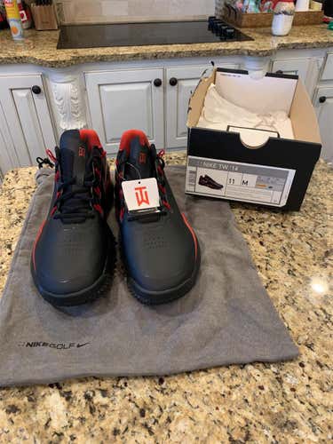 Black Men's Size 11 (Women's 12) Nike Golf Shoes