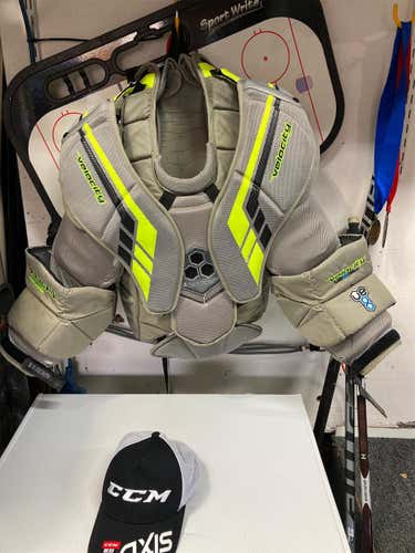 Used Senior Medium Vaughn Velocity VE8 Pro Carbon Goalie Chest Protector
