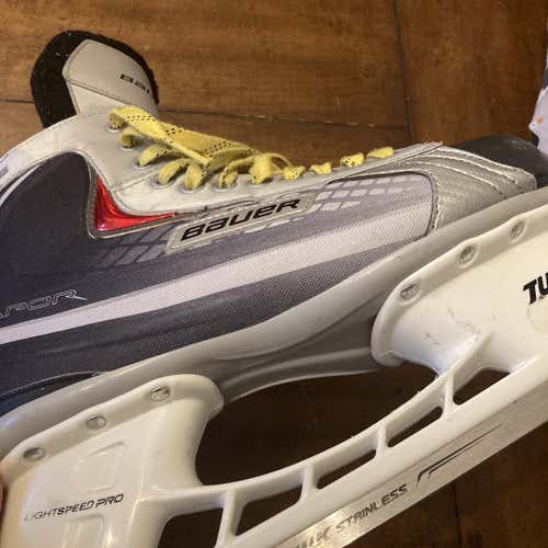 Senior Bauer Vapor Regular Width  Size 11 Hockey Skates