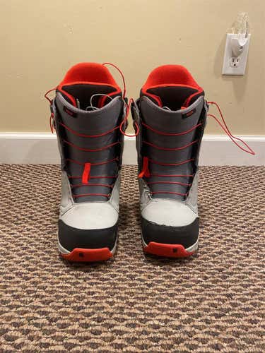 Men's Size 9.5 Burton Ruler Medium Flex Speed Lace Snowboard Boots