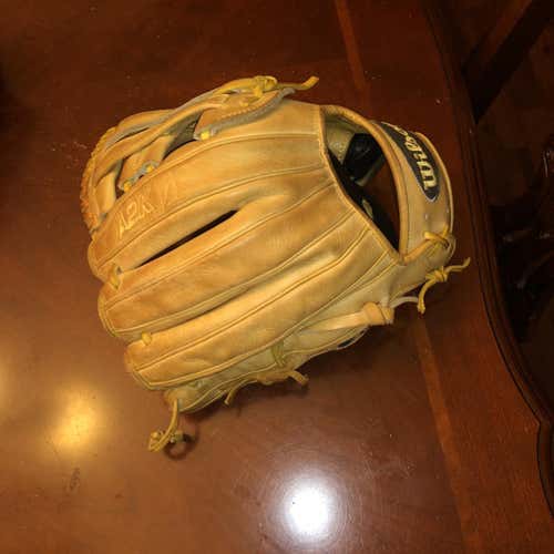Brown High School/College Right Hand Throw A2K DW5 12" Baseball Glove