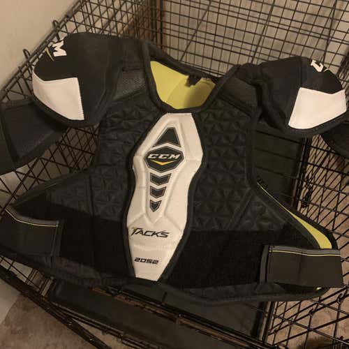 Senior Medium CCM Tacks 2052 Shoulder Pads