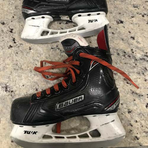 Used Youth Bauer Vapor X500 Hockey Skates Regular Width Size 12