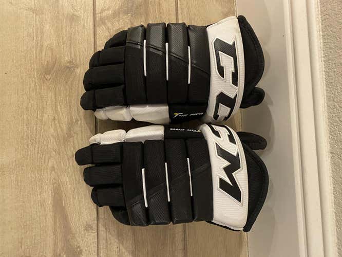 Used Excellent Condition CCM Tacks 4 Roll Pro Gloves 14"