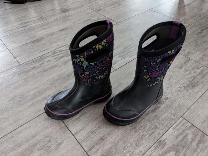 Girls Size 2 Winter Bogs.