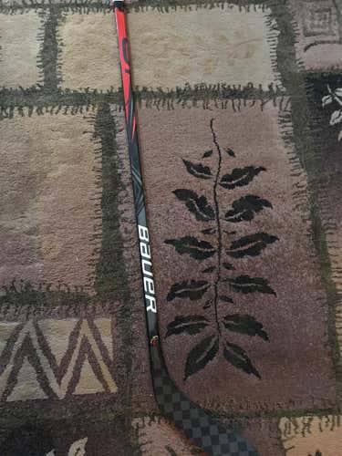 Junior Left Hand Vapor FlyLite Mid Pattern Hockey Stick