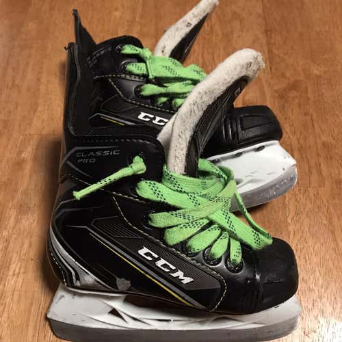 Youth CCM Tacks Classic Pro Regular Width Size 10 Hockey Skates