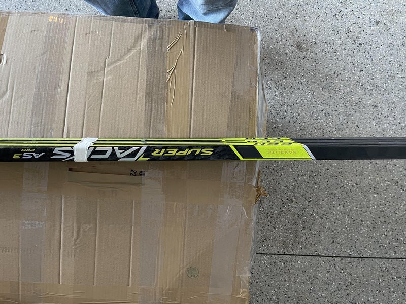 New Senior CCM Right Handed Super Tacks AS3 Pro 70 Flex P28 - Price is for ONE Stick