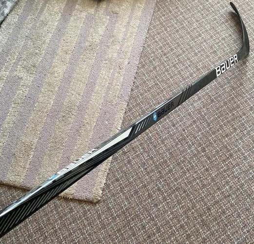 Bauer Nexus 2N Pro Hockey Stick, RH, 82 Flex, P28