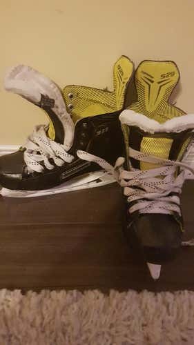 Used Junior Bauer Supreme S29 Hockey Skates Regular Width Size 2.5D