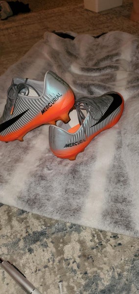 Silver Used Men's Size 9.0 (Women's 10) Molded Cleats Nike Cleats