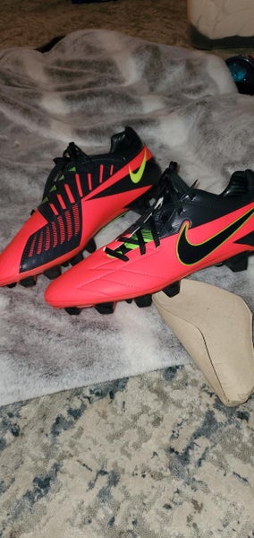 Pink New Unisex Size 9.5 (Women's 10.5) Molded Cleats Nike Cleats