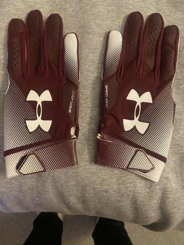 New Under Armour UA Spotlight  Receiver Gloves Large Burgundy Gloves