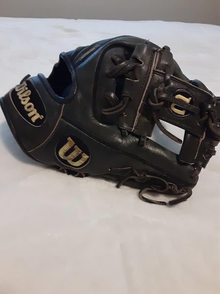 Black Used Adult Wilson Right Hand Throw Infield A2000 Baseball Glove 11.25"
