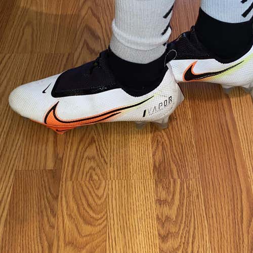 White Men's Molded Cleats Low Cut