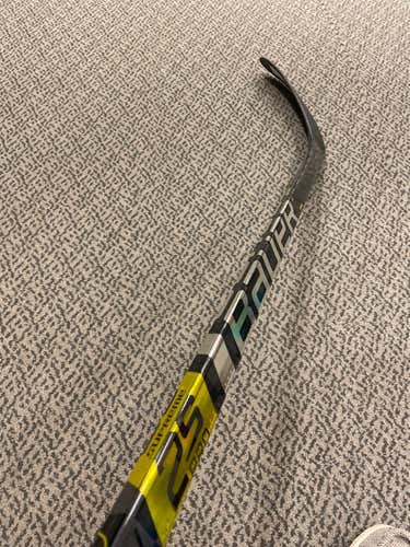 Senior Right Handed Supreme 2S Pro P28 77 Flex Pattern Hockey Stick