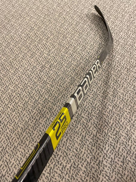 Junior Right Handed Supreme 2S Pro P28 40 Flex Pattern  Hockey Stick