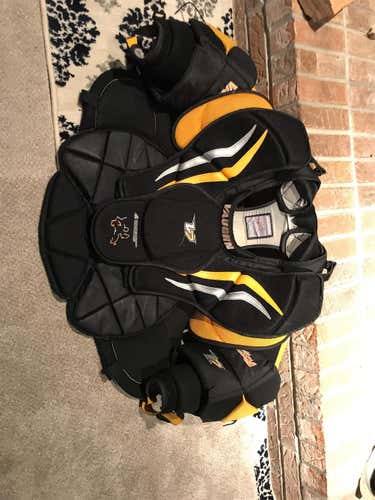 Senior Medium Vaughn Velocity V7 XF Pro Carbon Chest and Arm Protector  Goalie Chest Protector