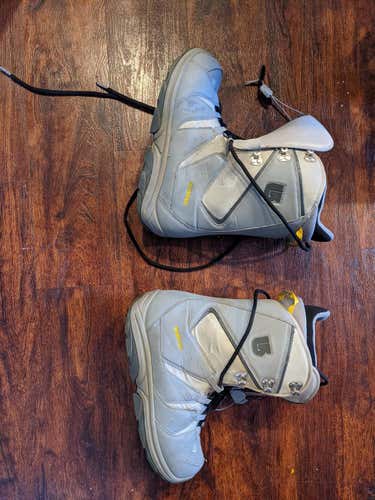 Used Men's Size 11.5 (Women's 12.5) Burton Moto Snowboard Boots