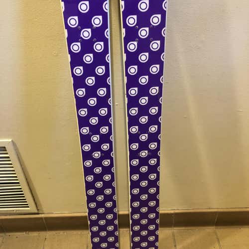 White Dot Director Skis