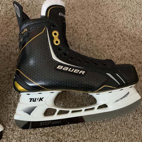 Senior Bauer NXG Total One Supreme Regular Width Size 9.5 Hockey Skates