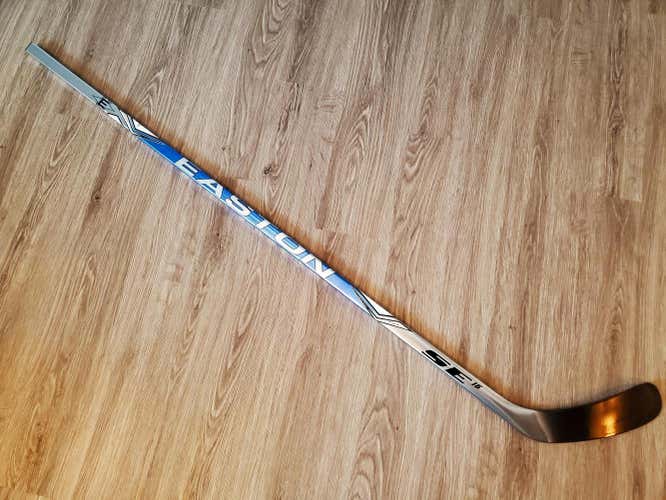 New Pro Stock RH Easton S19 Senior Hockey Stick (Non-Grip) (E3 Curve)