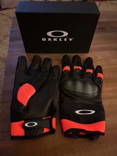 Limited Edition Oakley Grips Collection M Gloves Brand New