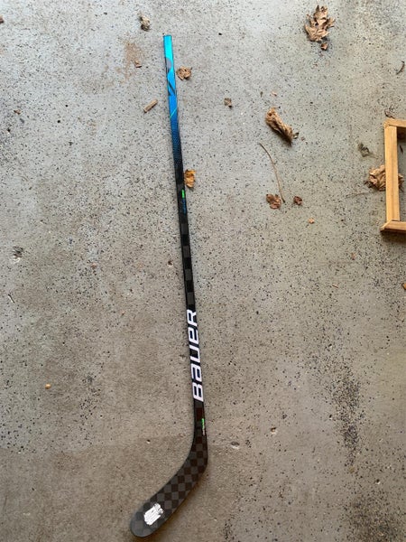 NEW Senior Right Handed P28 70 FLEX Nexus Geo Hockey Stick