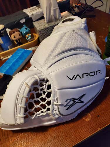 White Used Senior Bauer Regular Vapor 2X w bauer well used blocker. Regular
