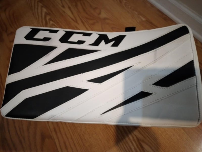 Black Senior New CCM Regular Extreme Flex E4.5