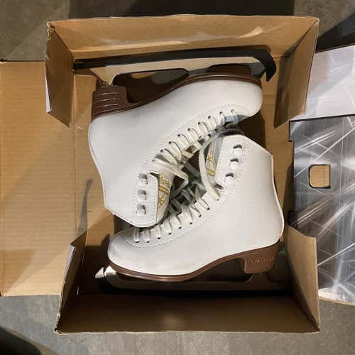 White Used Jackson Ultima Mystique Figure Skates Size 2