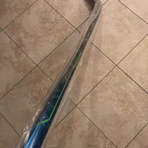 Senior Right Handed Nexus Geo Mid Pattern Hockey Stick