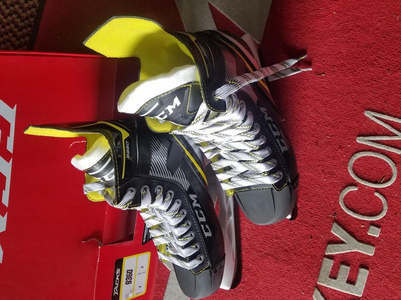 New Senior CCM 9360 Hockey Skates Size 8