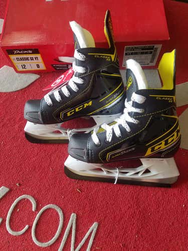 New Youth CCM Hockey Skates Regular Width Size 12