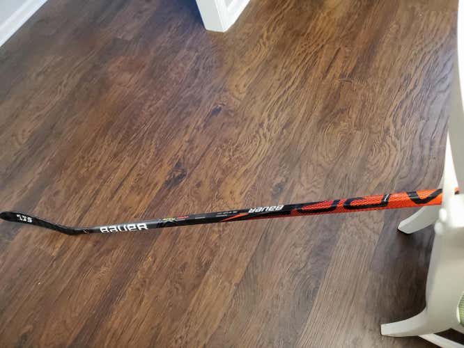 Like New!  Bauer FlyLite RH  87 flex p28  senior