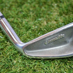 Wilson 	Aggressor 	6 Iron 	Right Handed	37.5"	Steel 	Stiff	New Grip