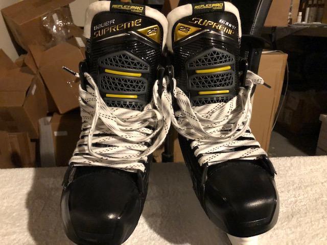 New Senior Bauer Supreme 2S Pro Hockey Skates Size 8