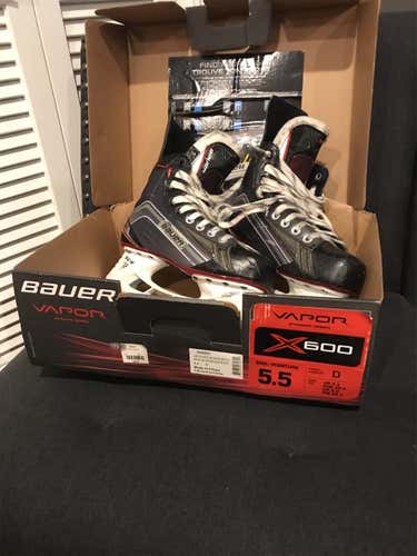 Youth Bauer Vapor X600 Regular Width Size 5.5 Hockey Skates