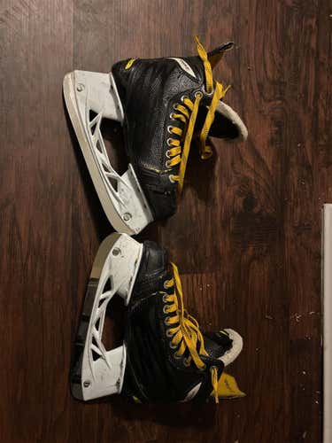Junior CCM RBZ 40 Regular Width Size 4.5 Hockey Skates