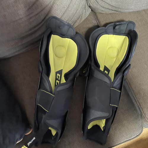 Senior CCM Tacks 9040  Shin Pads