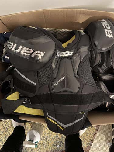 Used Senior Large Bauer Supreme 2S Shoulder Pads