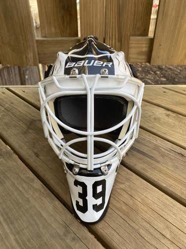 Like new - Bauer Profile 950X Senior Non-Certified Cat Eye Goalie Helmet - S/M