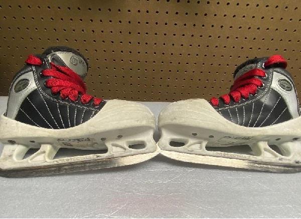 Junior CCM 652 Super Tacks Hockey Goalie Skates Regular Width Size 2- Used