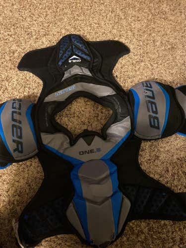 Junior Medium Bauer Shoulder Pads